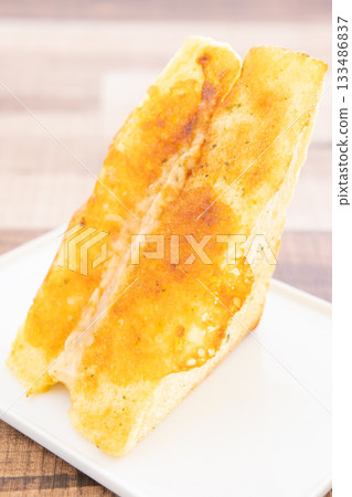 美味的烤起司鮪魚三明治 133486837