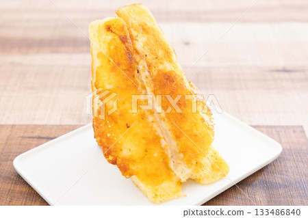 美味的烤起司鮪魚三明治 美味的烤起司鮪魚三明治 133486840