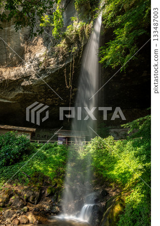 Tanashita Fudo Falls (Otaki), Gunma Prefecture: A refreshing waterfall flowing down the rock face in summer Tanashita Fudo Falls (Otaki), Gunma Prefecture: A refreshing waterfall flowing down the rock face in summer 133487003