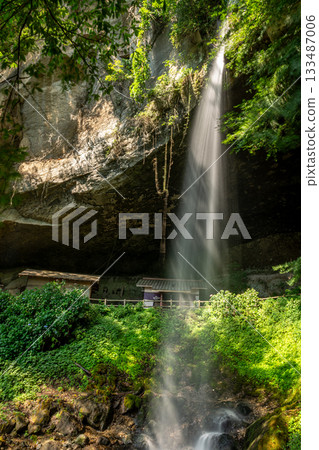 群馬縣大瀧市田下不動瀑布：夏季從岩壁傾瀉而下的清涼瀑布 133487006