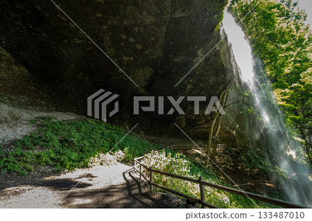 群馬縣田下不動瀑布：陽光下，瀑布後方閃爍著神秘的水光 133487010