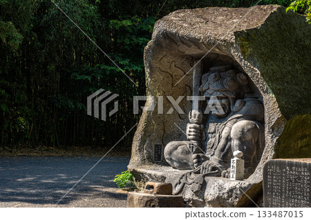 群馬縣澀川市的阿迦拉坐像,石像供奉在岩洞和竹林中 群馬縣澀川市的阿迦拉坐像,石像供奉在岩洞和竹林中 133487015
