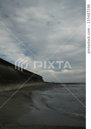冬日清晨,大海和海浪拍打著海岸 冬日清晨,大海和海浪拍打著海岸 133487296