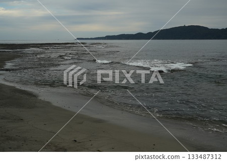 浪潮在沙灘上擊敗 浪潮在沙灘上擊敗 133487312