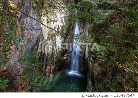 The beautiful water flow and deep green pool of Ryuzu Falls in Jakuchi Gorge, a hidden gem in Yamaguchi Prefecture 133487544