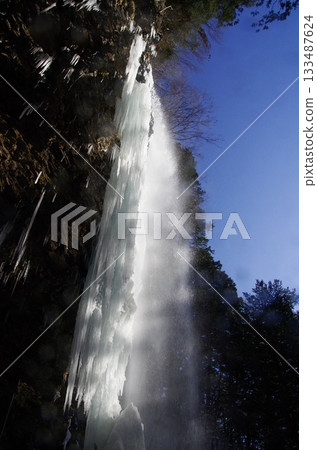 In the middle of winter, people head to Shintaki Falls on Mt. Mitake in Nagano Prefecture for religious reasons. 133487624