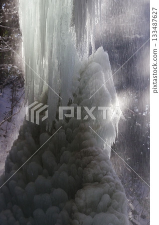 隆冬時節，人們出於宗教原因前往長野縣禦嶽山的新瀧瀑布。 133487627