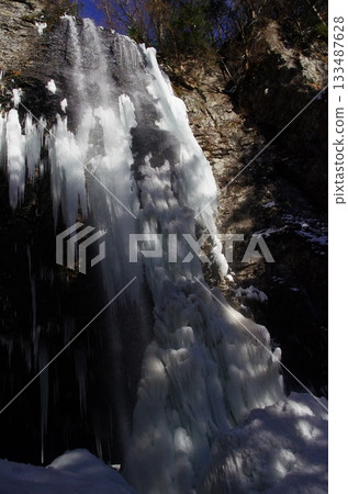 隆冬時節，人們出於宗教原因前往長野縣禦嶽山的新瀧瀑布。 133487628