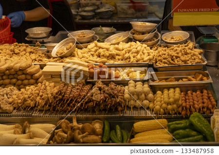 台灣夜市指南:類似熱氣騰騰的食材與蒸米糕 台灣夜市指南:類似熱氣騰騰的食材與蒸米糕 133487958