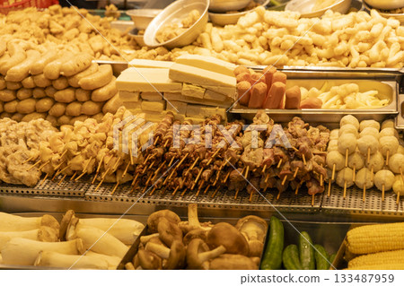 台灣夜市指南:類似熱氣騰騰的食材與蒸米糕 台灣夜市指南:類似熱氣騰騰的食材與蒸米糕 133487959