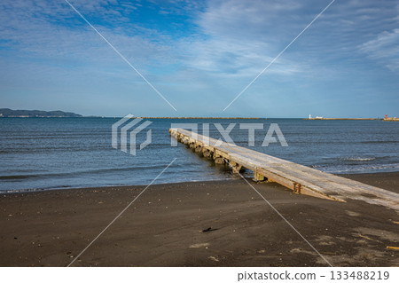千葉縣名護碼頭的大海，一條長長的碼頭通往沙灘，還有湛藍的秋日天空。 133488219