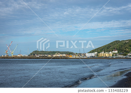 Funagata Fishing Port, cranes, autumn sea and mountains as seen from Nago Coast, Chiba Prefecture Funagata Fishing Port, cranes, autumn sea and mountains as seen from Nago Coast, Chiba Prefecture 133488229
