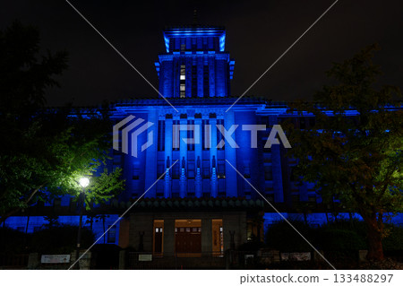 神奈川縣政府大樓亮起了藍燈。 神奈川縣政府大樓亮起了藍燈。 133488297