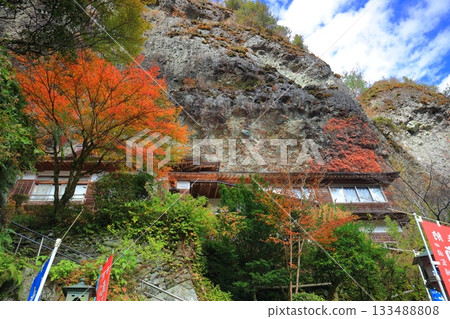 [Ehime Prefecture] Iwaya-ji Temple on a clear day and autumn leaves 133488808