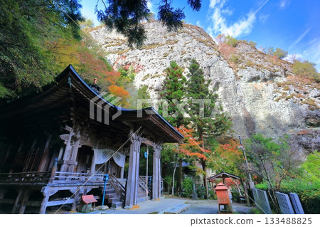 [Ehime Prefecture] Daishi Hall of Iwaya-ji Temple on a clear day and autumn leaves 133488825