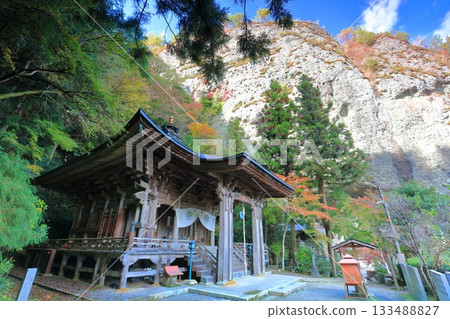 [Ehime Prefecture] Daishi Hall of Iwaya-ji Temple on a clear day and autumn leaves 133488827