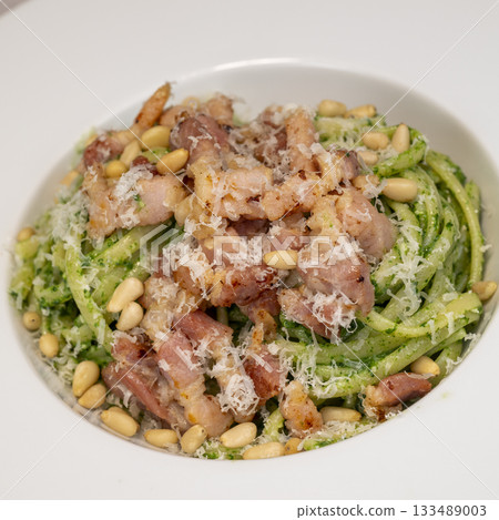 Recipe for linguine pasta with spinach pesto, smoked bacon, and Parmesan cheese Recipe for linguine pasta with spinach pesto, smoked bacon, and Parmesan cheese 133489003