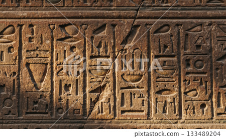 側光下的古埃及象形文字：時間的流逝與深邃的陰影 133489204