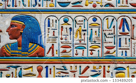 色彩鮮豔的古埃及壁畫：女王側臉和象形文字 133489205