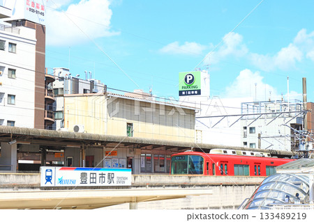 A train stops at Meitetsu Toyotashi Station in Toyota City, Aichi Prefecture 133489219