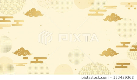 優雅的淺色調日式背景設計，點綴著金色雲朵和柔和散落的日式圖案。 133489368