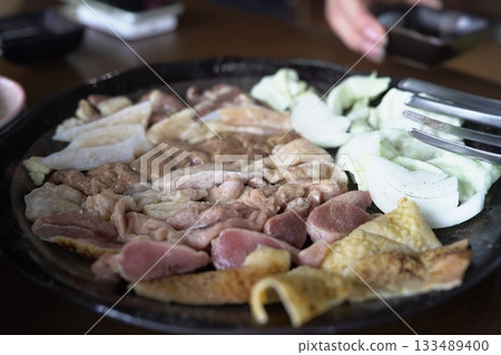 鹿兒島特產：新鮮的鹿兒島本地雞肉擺放在盤上，用炭火烤製。 133489400