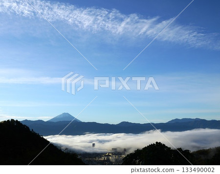 Mountains floating in the sea of clouds 133490002