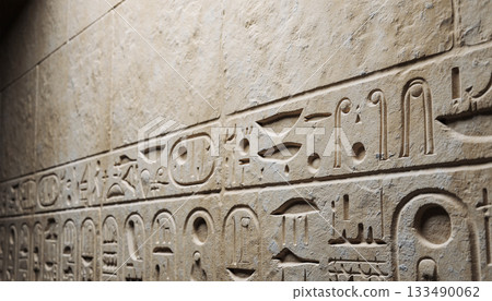 刻有像形文字的石牆紋理,記錄著古埃及的歷史 刻有像形文字的石牆紋理,記錄著古埃及的歷史 133490062
