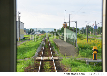 Scenery between Nishi-Goryo Station and Nishi-Sewa Station on the JR Hokkaido Furano Line (early morning in summer 2023) Scenery between Nishi-Goryo Station and Nishi-Sewa Station on the JR Hokkaido Furano Line (early morning in summer 2023) 133491116