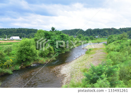JR北海道富良野線西成岩站至北美英站之間的風景（2023年夏季清晨） 133491261