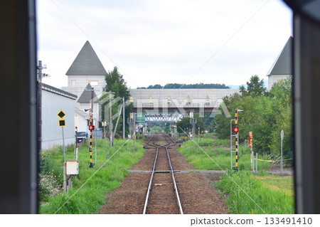 Scenery between Kita-Biei Station and Bibaushi Station on the JR Hokkaido Furano Line (early morning in summer 2023) Scenery between Kita-Biei Station and Bibaushi Station on the JR Hokkaido Furano Line (early morning in summer 2023) 133491410
