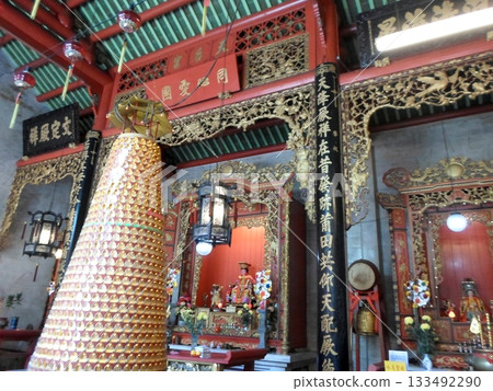 Elegant Temple Interior A Glimpse into Traditional Chinese Architecture and Spiritual Worship 133492290