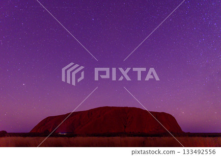 日落後，夜空中的艾爾斯岩景色美不勝收。 133492556