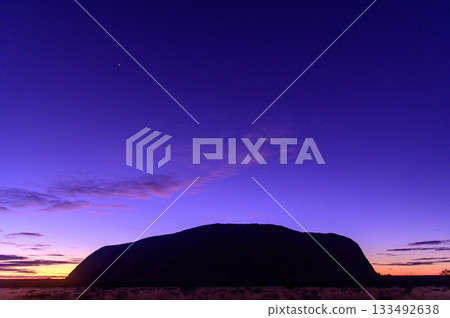日出前，夜空中漂浮著美麗的艾爾斯岩，景色令人嘆為觀止。 133492638