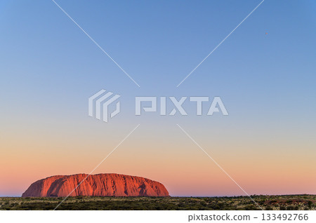 A stunning sunset view of Ayers Rock 133492766
