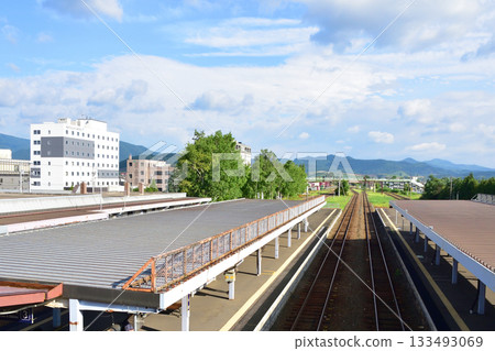 JR北海道富良野線鹿內站至富良野站之間的風景（2023年夏季清晨） 133493069