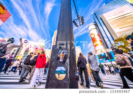 11月24日，日本東京的城市景觀。貼紙被撕掉了…已經貼上了四張新貼紙，破壞了原本計劃的貼紙宣傳效果…= 清晨的澀谷 133493467