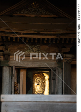 A wooden statue shining from the temple 133494466