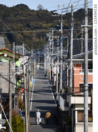 A straight road running through a residential area 133494530