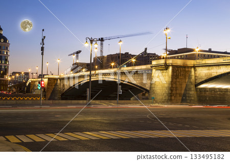 Big Moskvoretsky bridge (at night with the super moon) in a Moscow, Russia 133495182