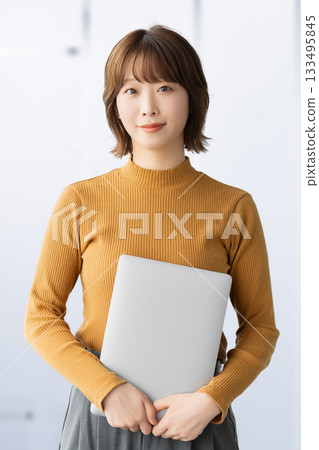 帶筆記型電腦的女人/女商人 帶筆記型電腦的女人/女商人 133495845