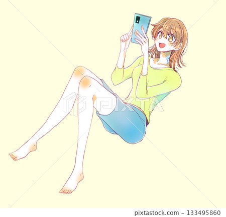 仰臥時開心地觸摸智能手機的女人 133495860