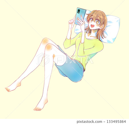 一個女人仰躺著,開心地撫摸她的智慧型手機枕頭 一個女人仰躺著,開心地撫摸她的智慧型手機枕頭 133495864
