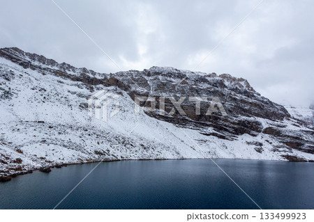 白雪皚皚的懸崖延伸至湖邊 白雪皚皚的懸崖延伸至湖邊 133499923