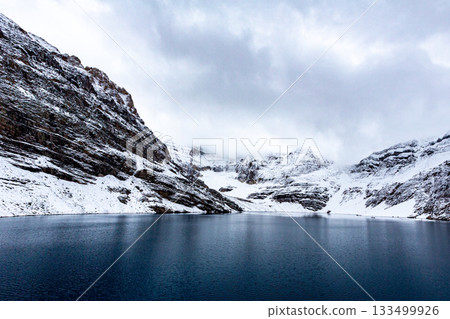 嶙峋的岩壁和白雪皚皚的山景 133499926