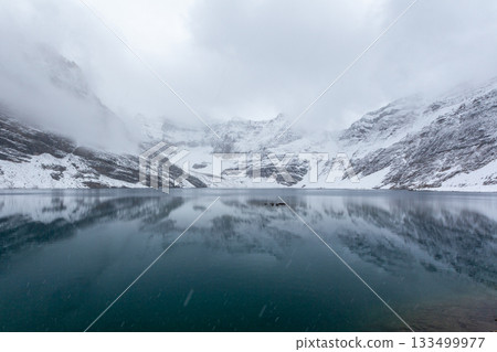 白雪皚皚的落基山脈倒映在水中 133499977