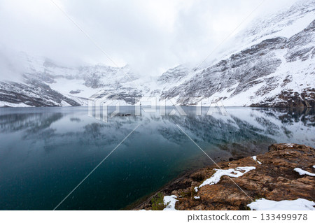 白雪皚皚的湖畔和壯麗的山景 白雪皚皚的湖畔和壯麗的山景 133499978