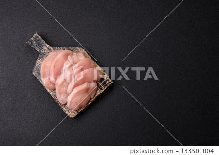 Slices of raw chicken or turkey breast, skinless and boneless. Chicken breast slices 133501004