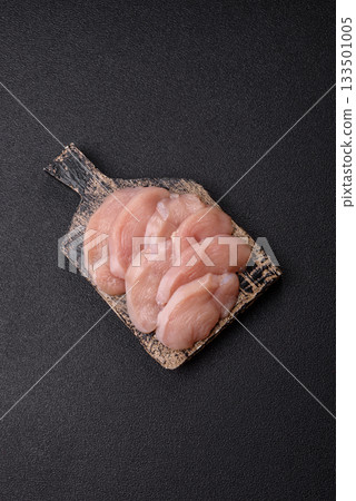 Slices of raw chicken or turkey breast, skinless and boneless. Chicken breast slices 133501005