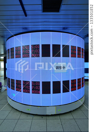 Cylindrical LED screen being adjusted 133501852